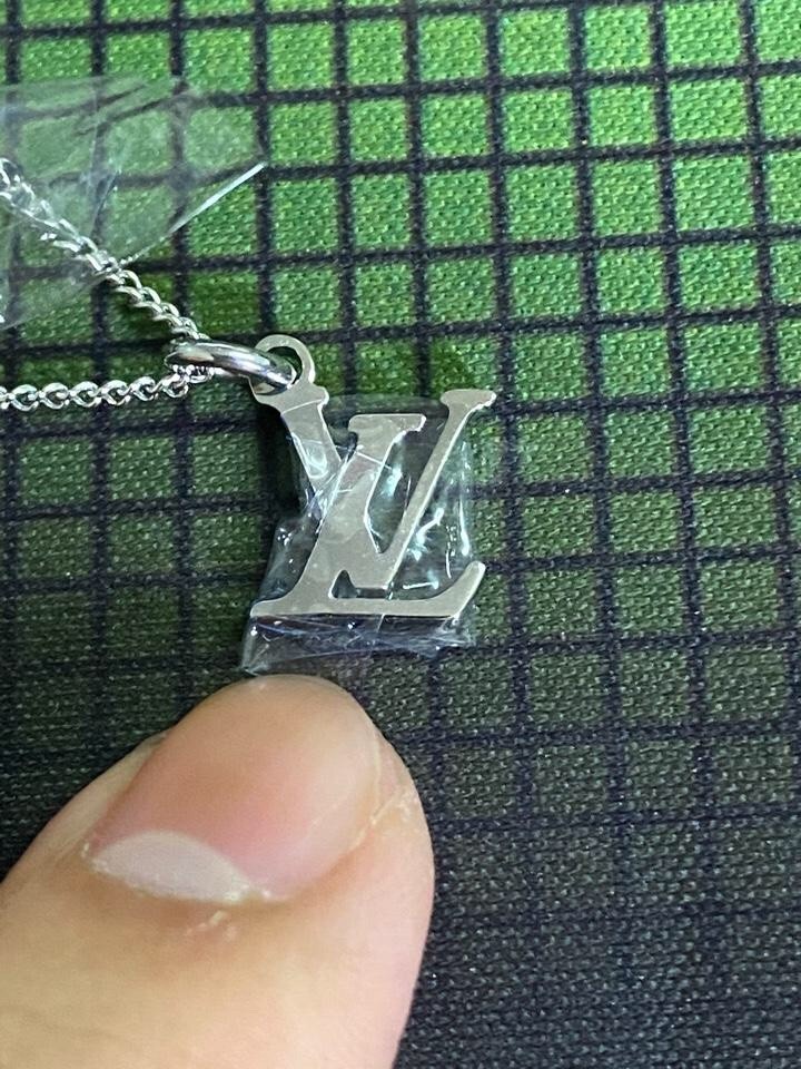 2024 Summer：Shebag Louis Vuitton M62485 MONOGRAM necklace silver（2024 July Updated）-Magazin online de geanți Louis Vuitton fals de cea mai bună calitate, geantă de designer replica ru