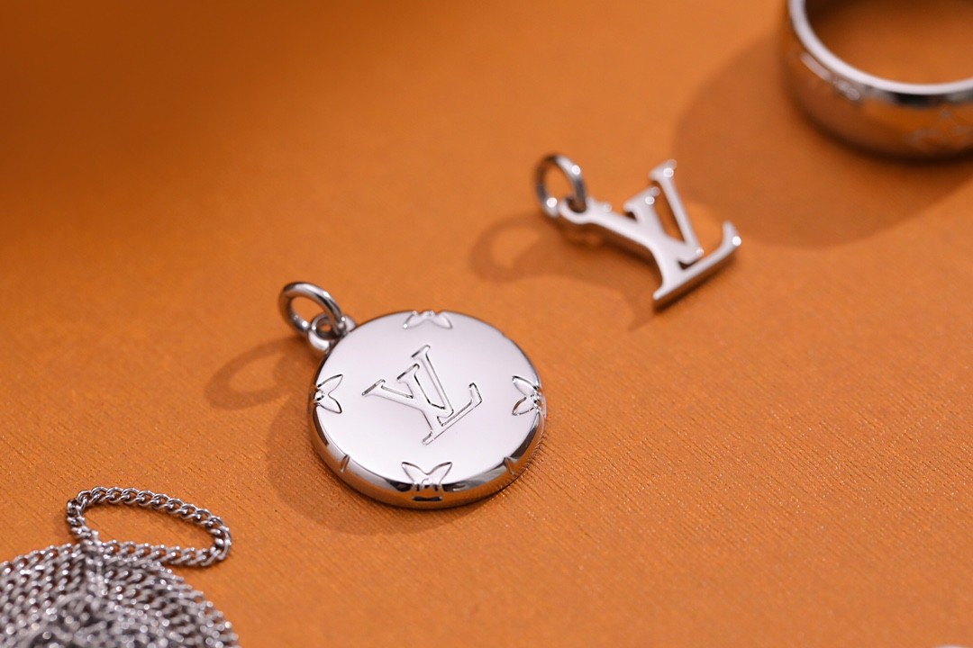 2024 Summer：Shebag Louis Vuitton M62485 MONOGRAM necklace silver（2024 July Updated）-Najlepsza jakość fałszywych torebek Louis Vuitton Sklep internetowy, projektant repliki torebki ru