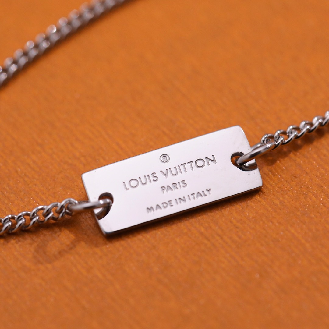 2024 Summer：Shebag Louis Vuitton M62485 MONOGRAM necklace silver（2024 July Updated）-Tienda en línea de bolsos Louis Vuitton falsos de la mejor calidad, réplica de bolsos de diseño ru