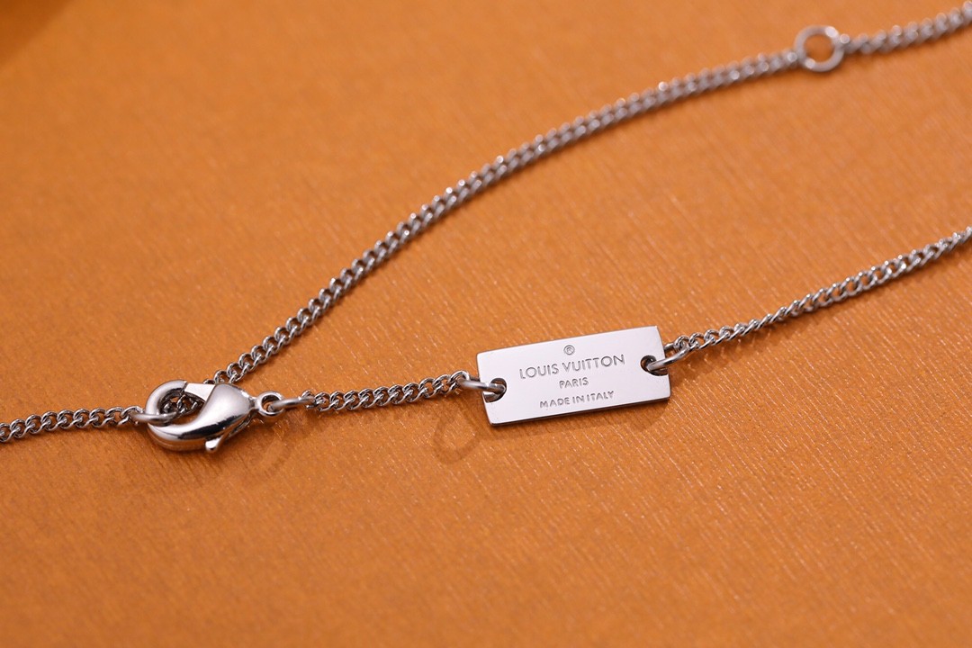 2024 Summer：Shebag Louis Vuitton M62485 MONOGRAM necklace silver（2024 July Updated）-بہترین معیار کا جعلی لوئس ووٹن بیگ آن لائن اسٹور، ریپلیکا ڈیزائنر بیگ آر یو