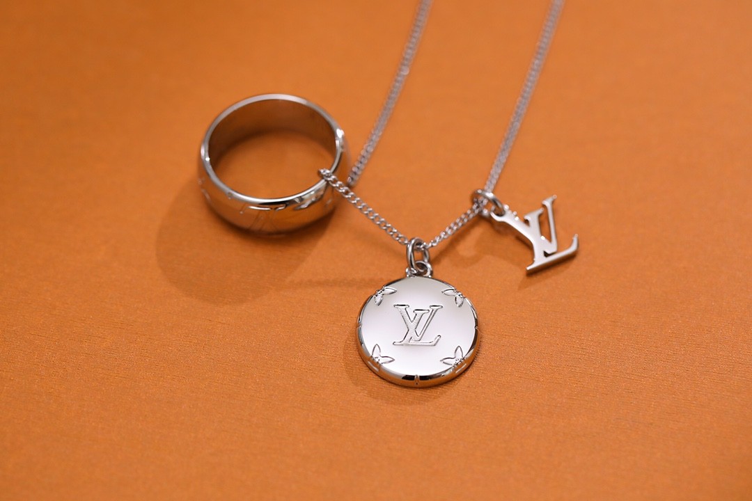 2024 Summer：Shebag Louis Vuitton M62485 MONOGRAM necklace silver（2024 July Updated）-Ti o dara ju Didara iro Louis Vuitton apo Online itaja, Ajọra onise apo ru