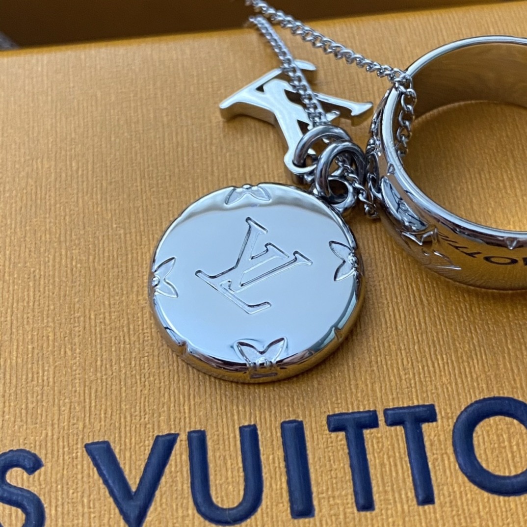 2024 Summer：Shebag Louis Vuitton M62485 MONOGRAM necklace silver（2024 July Updated）-Molemo ka ho Fetisisa Lebenkele la Lebenkele la Marang-rang la Fake Louis Vuitton, Replica designer bag ru