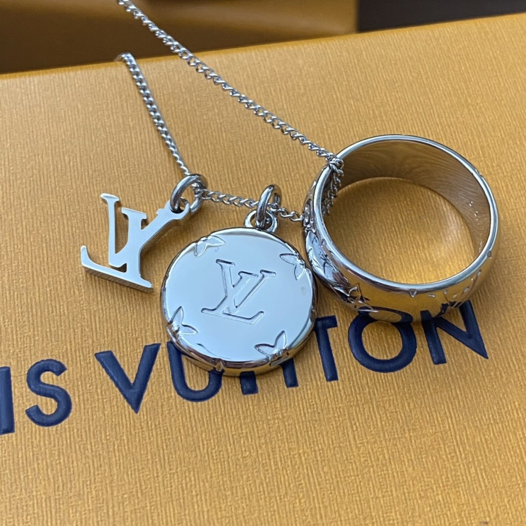 2024 Summer：Shebag Louis Vuitton M62485 MONOGRAM necklace silver（2024 July Updated）-Tienda en línea de bolsos Louis Vuitton falsos de la mejor calidad, réplica de bolsos de diseño ru