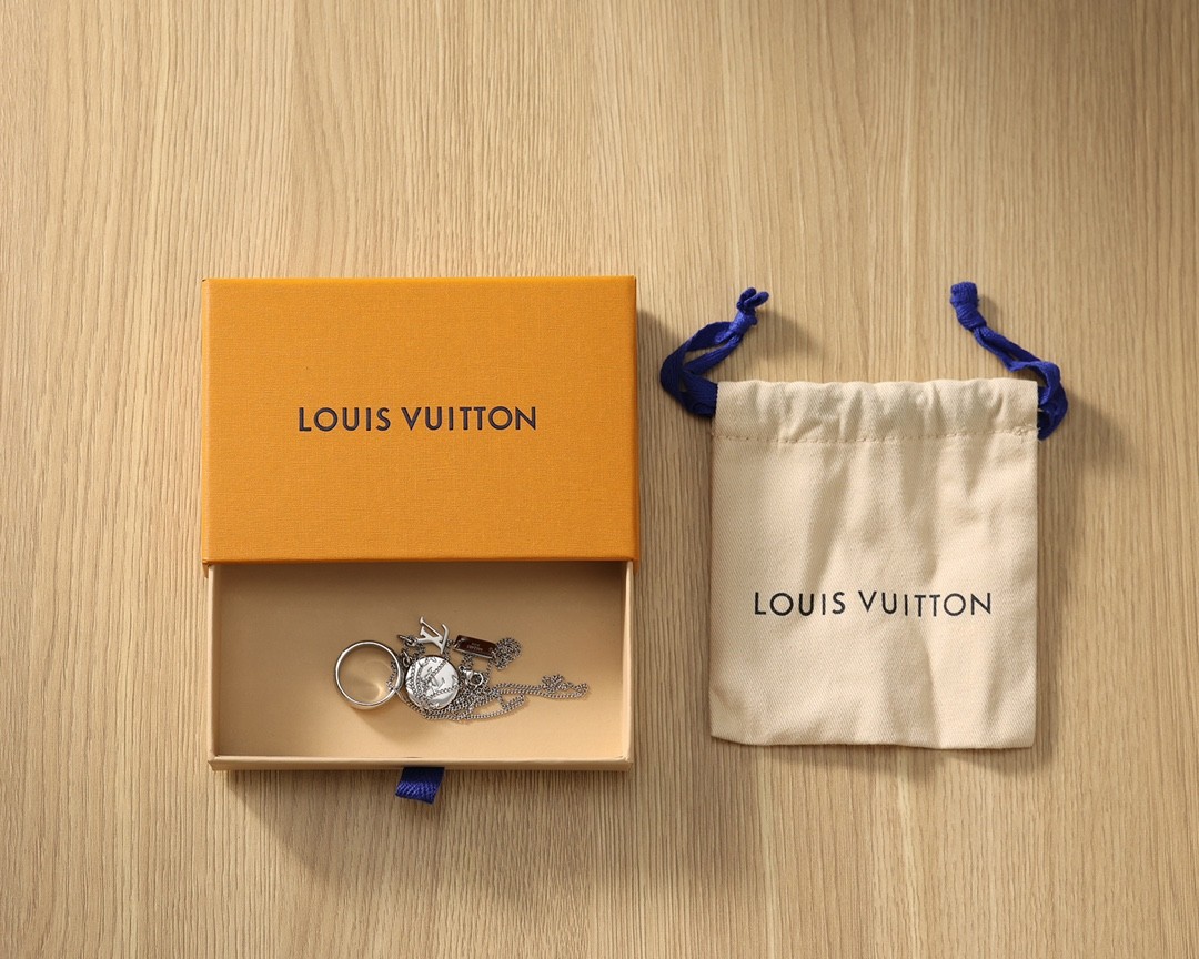 2024 Summer：Shebag Louis Vuitton M62485 MONOGRAM necklace silver（2024 July Updated）-Інтэрнэт-крама падробленай сумкі Louis Vuitton лепшай якасці, рэплікі дызайнерскай сумкі ru