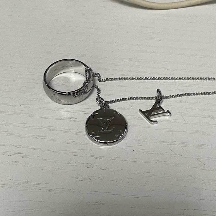 2024 Summer：Shebag Louis Vuitton M62485 MONOGRAM necklace silver（2024 July Updated）-Online obchod s falošnou taškou Louis Vuitton najvyššej kvality, replika značkovej tašky ru