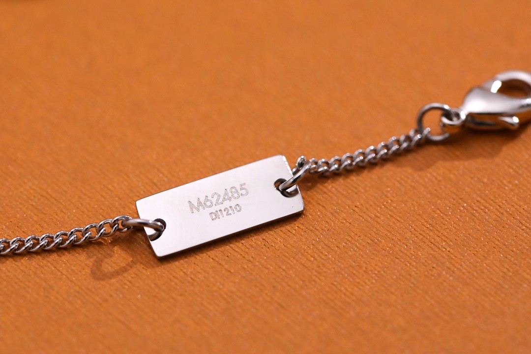 2024 Summer：Shebag Louis Vuitton M62485 MONOGRAM necklace silver（2024 July Updated）-Legjobb minőségű hamis Louis Vuitton táska online áruház, replika designer táska ru