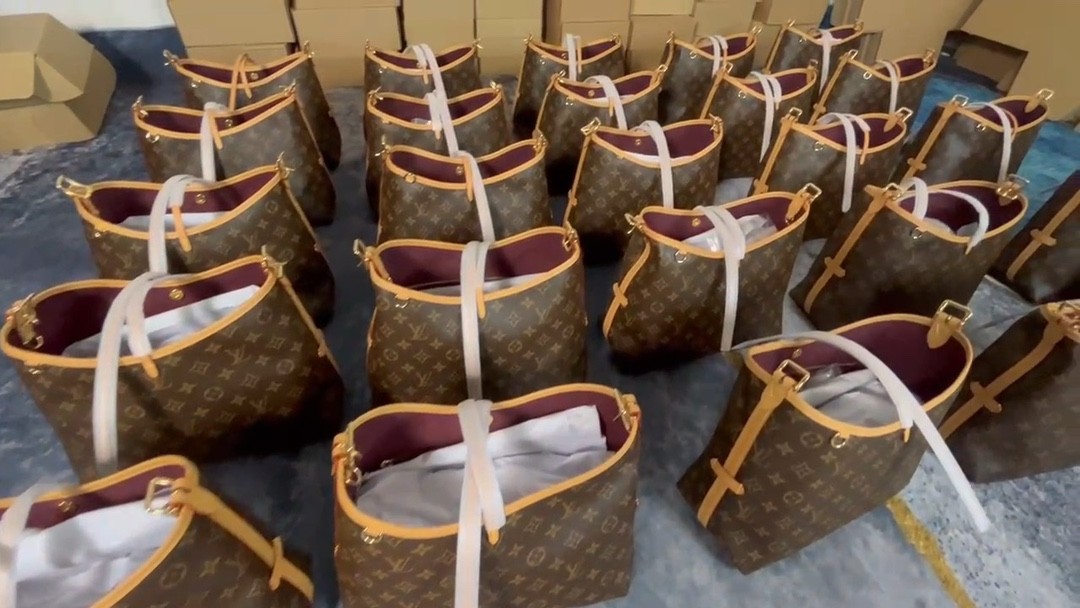 Shebag Louis Vuitton Carry all small M46203 collection（2024 Aug updated）-Umgangatho ogqwesileyo woMgangatho weFake weLouis Vuitton kwiVenkile ye-Intanethi, ibhegi yomyili weReplica ru