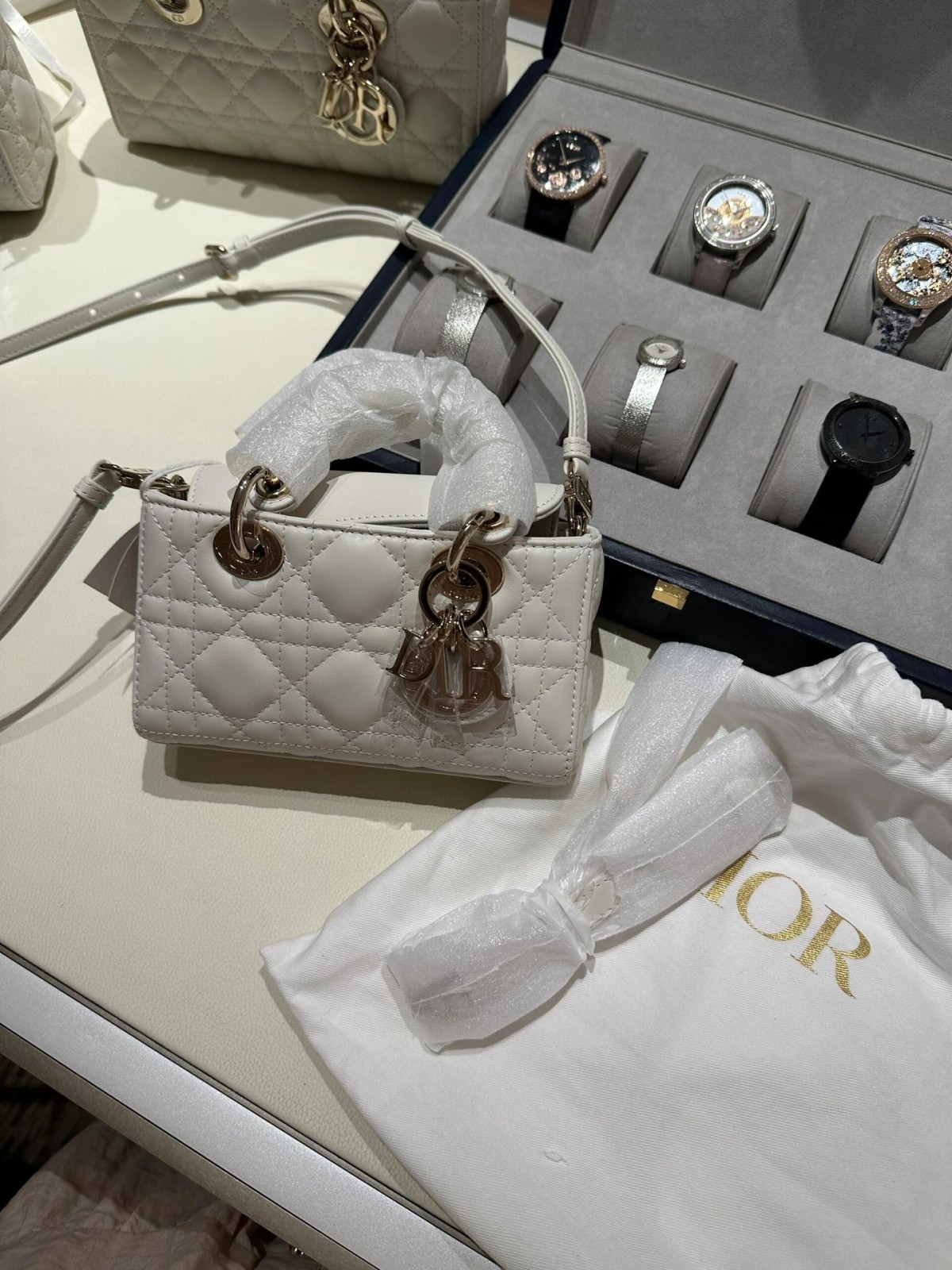 Shebag Lady Dior D joy bag full review（2024 Aug updated）-Umgangatho ogqwesileyo woMgangatho weFake weLouis Vuitton kwiVenkile ye-Intanethi, ibhegi yomyili weReplica ru