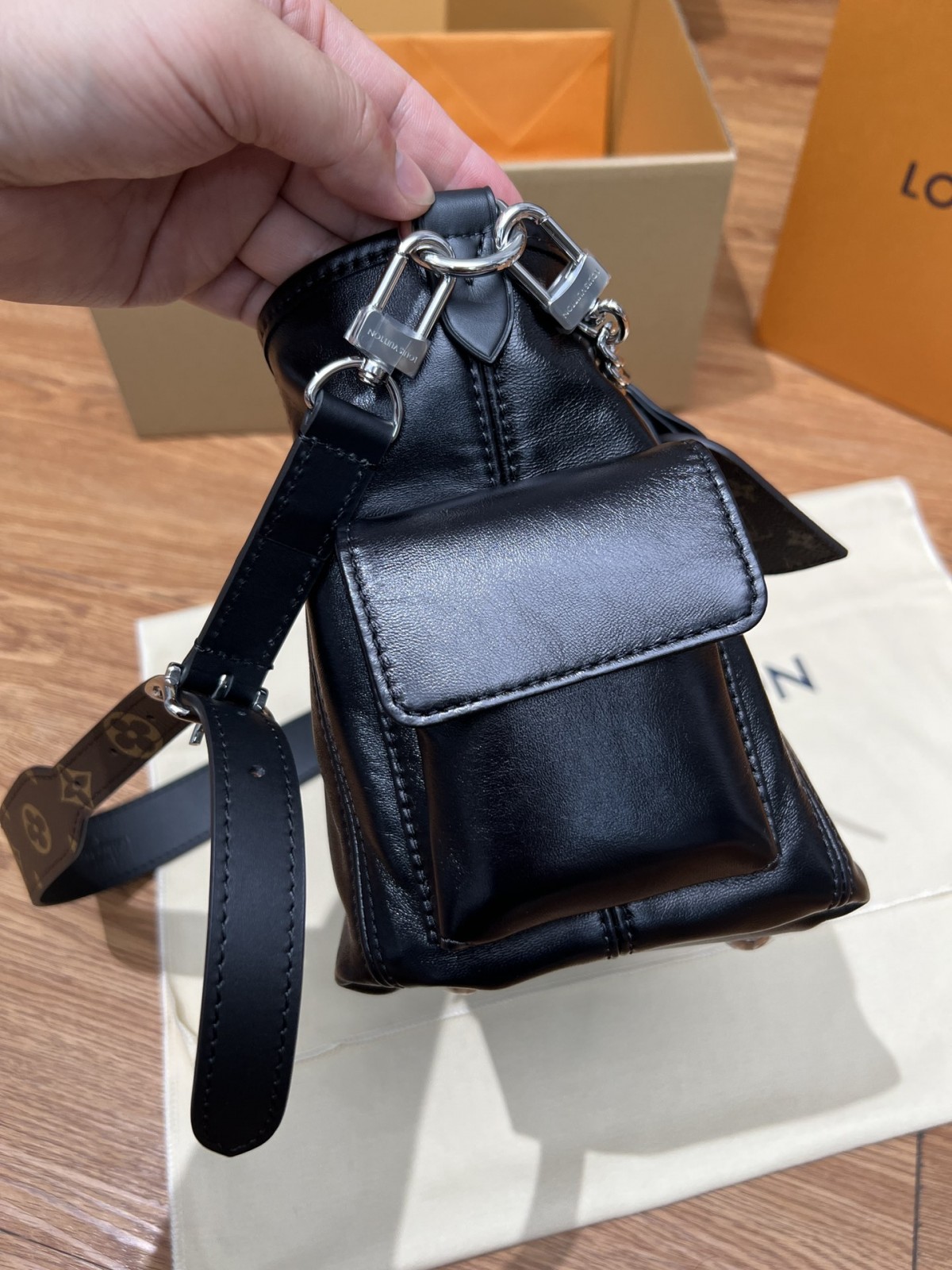 Shebag Louis Vuitton M24861 CARRYALL CARGO Bag full review（2024 Aug updated）-Dyqani në internet i çantave të rreme Louis Vuitton me cilësi më të mirë, çanta modeli kopje ru