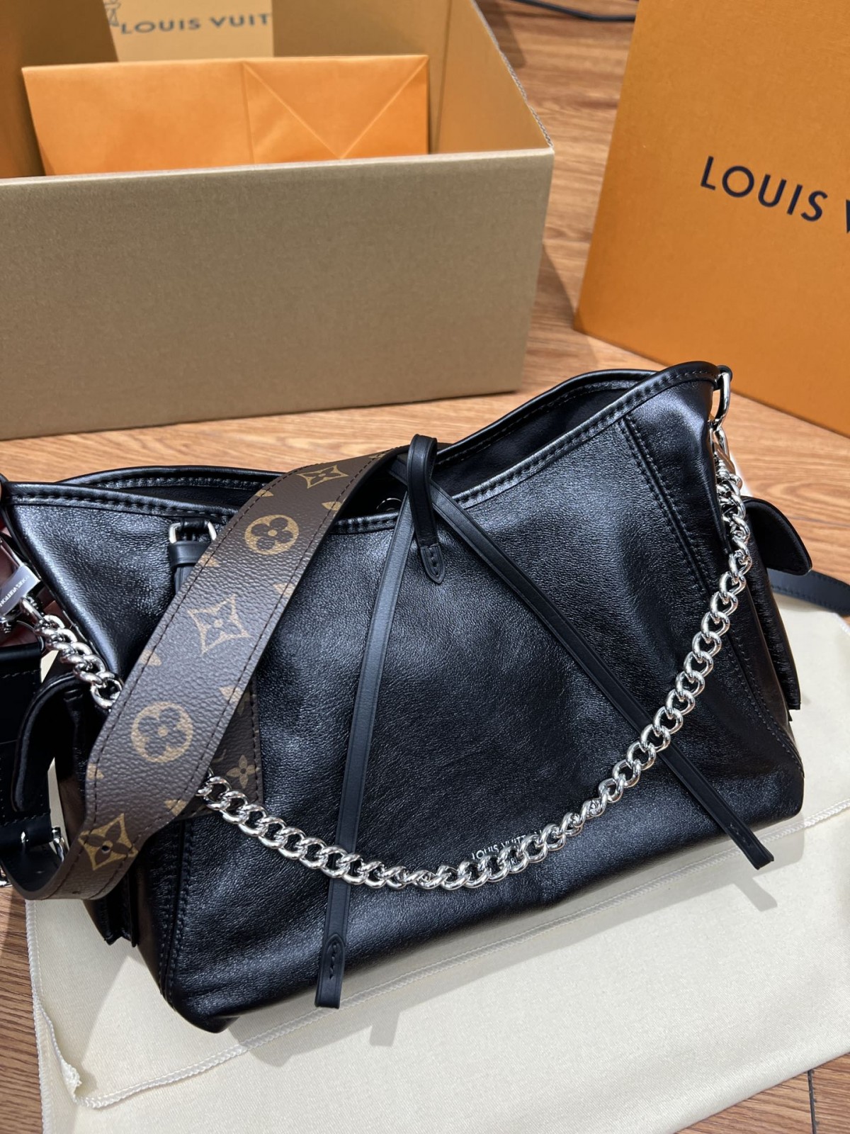 Shebag Louis Vuitton M24861 CARRYALL CARGO Bag full review（2024 Aug updated）-Umgangatho ogqwesileyo woMgangatho weFake weLouis Vuitton kwiVenkile ye-Intanethi, ibhegi yomyili weReplica ru