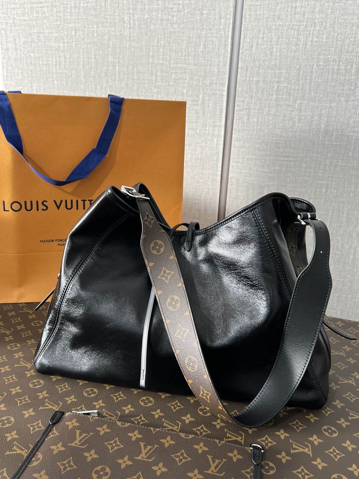 Shebag Louis Vuitton M25143 CARRYALL DARK medium size full review over 300 photos (2024 Sep updated )-最高品質の偽のルイヴィトンバッグオンラインストア、レプリカデザイナーバッグru