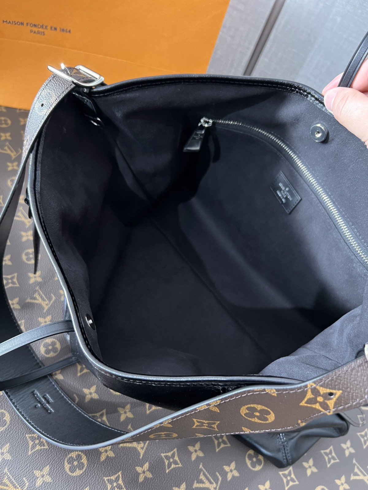 Shebag Louis Vuitton M25143 CARRYALL DARK medium size full review over 300 photos (2024 Sep updated )-最高品質の偽のルイヴィトンバッグオンラインストア、レプリカデザイナーバッグru