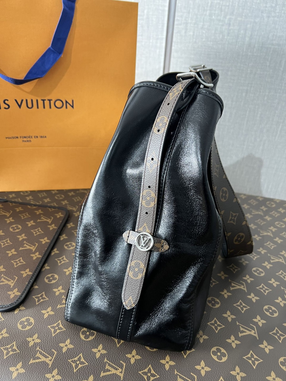 Shebag Louis Vuitton M25143 CARRYALL DARK medium size full review over 300 photos (2024 Sep updated )-Meilleure qualité de faux sac Louis Vuitton en ligne, réplique de sac de créateur ru