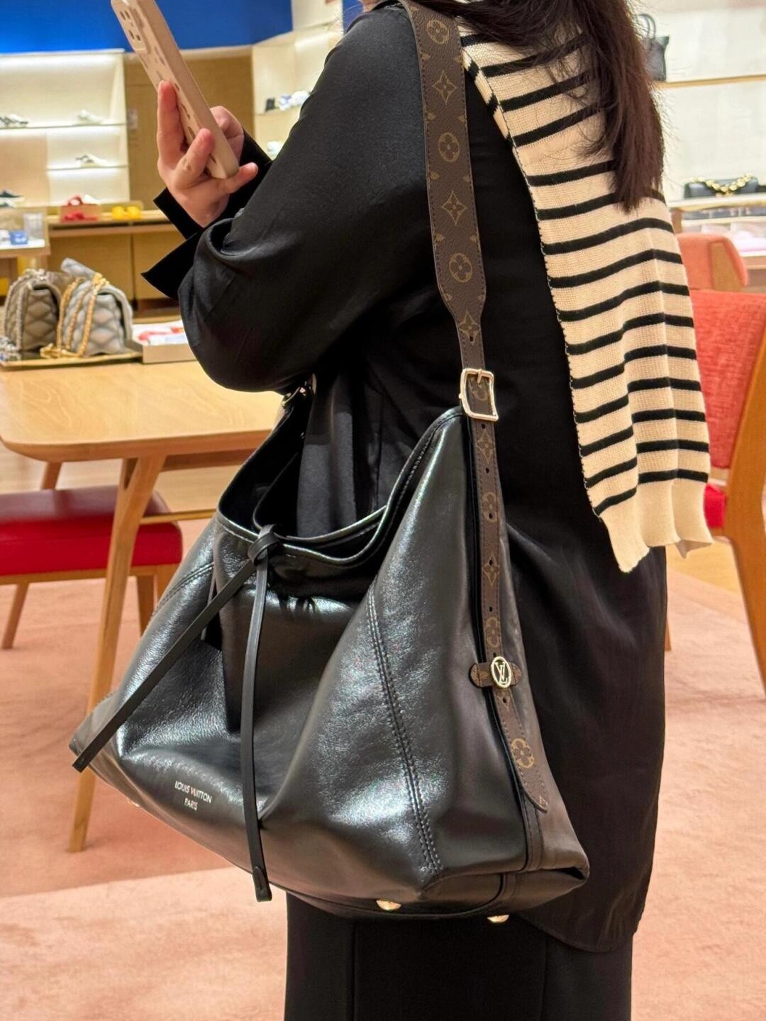 Shebag Louis Vuitton M25143 CARRYALL DARK medium size full review over 300 photos (2024 Sep updated )-ຄຸນະພາບທີ່ດີທີ່ສຸດ Fake Louis Vuitton Bag Online Store, Replica designer bag ru