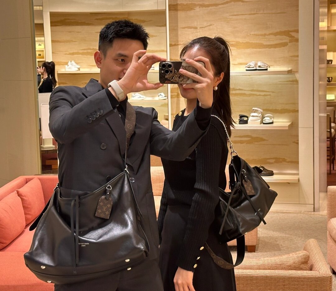 Shebag Louis Vuitton M25143 CARRYALL DARK medium size full review over 300 photos (2024 Sep updated )-Ti o dara ju Didara iro Louis Vuitton apo Online itaja, Ajọra onise apo ru