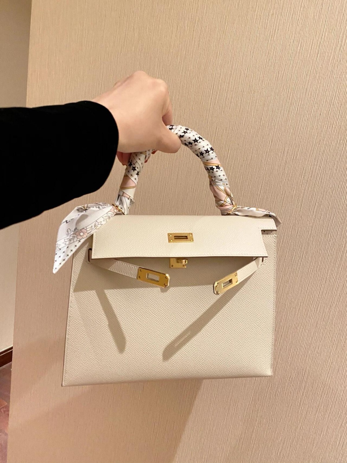 Shebag 15% off！And Hermes Kelly 25 snow white bag in gold hardware fully hand made review (2024 Dec updated)-Best Quality Fake Louis Vuitton сумка онлайн дүкөнү, Replica дизайнер сумка ru