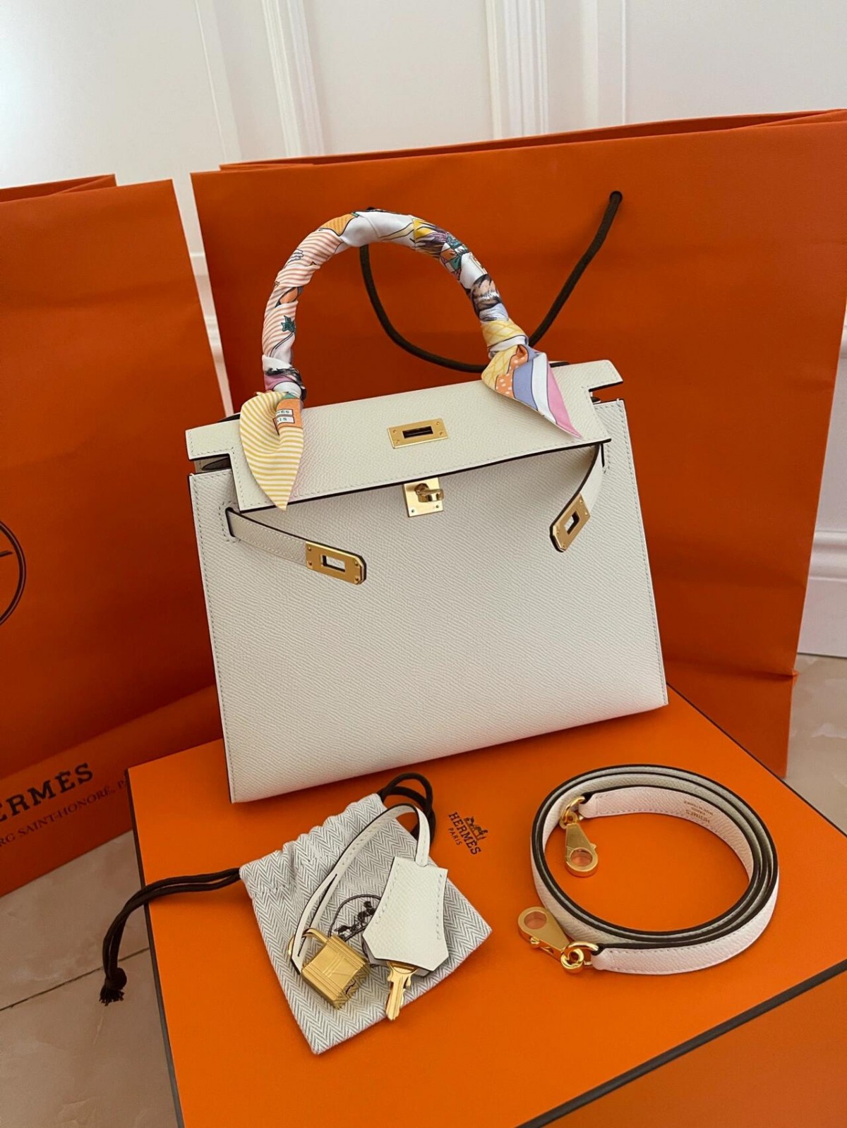 Shebag 15% off！And Hermes Kelly 25 snow white bag in gold hardware fully hand made review (2024 Dec updated)-Best Quality Fake Louis Vuitton сумка онлайн дүкөнү, Replica дизайнер сумка ru