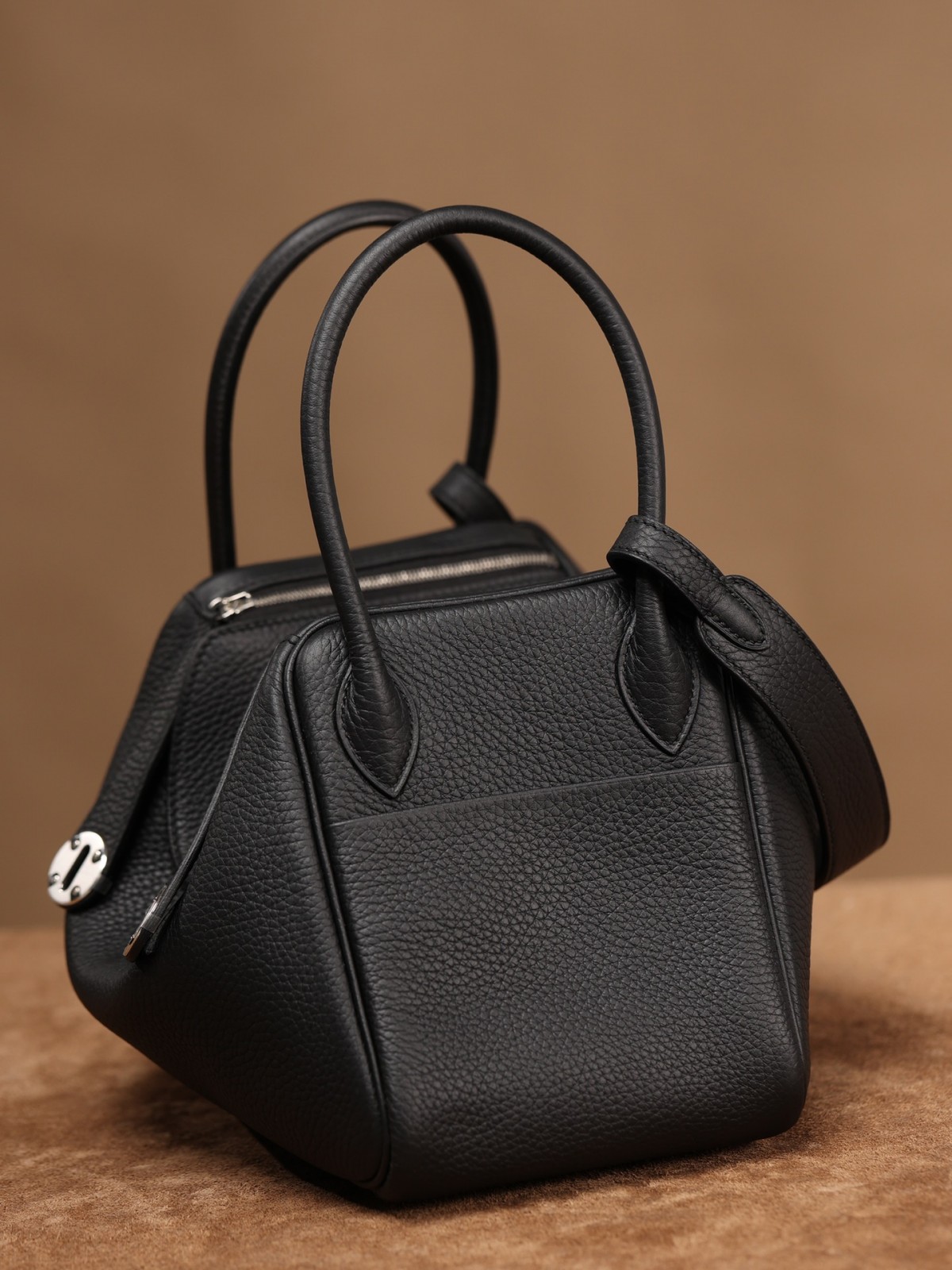 Shebag handmade Hermes Lindy 26 bag black togo review (2025 Jan updated)-Umgangatho ogqwesileyo woMgangatho weFake weLouis Vuitton kwiVenkile ye-Intanethi, ibhegi yomyili weReplica ru