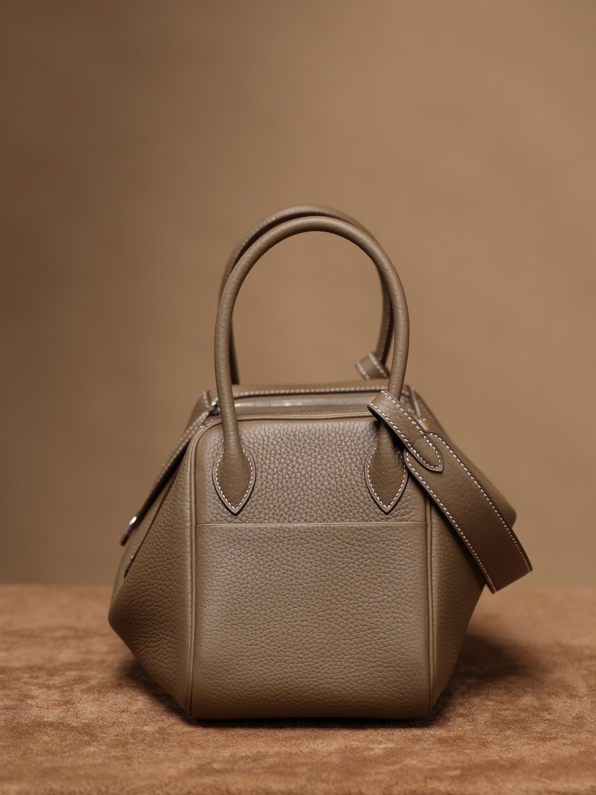 Shebag fully handmade Hermes Lindy 26 grey gold in togo(2025 Jan updated)-Umgangatho ogqwesileyo woMgangatho weFake weLouis Vuitton kwiVenkile ye-Intanethi, ibhegi yomyili weReplica ru