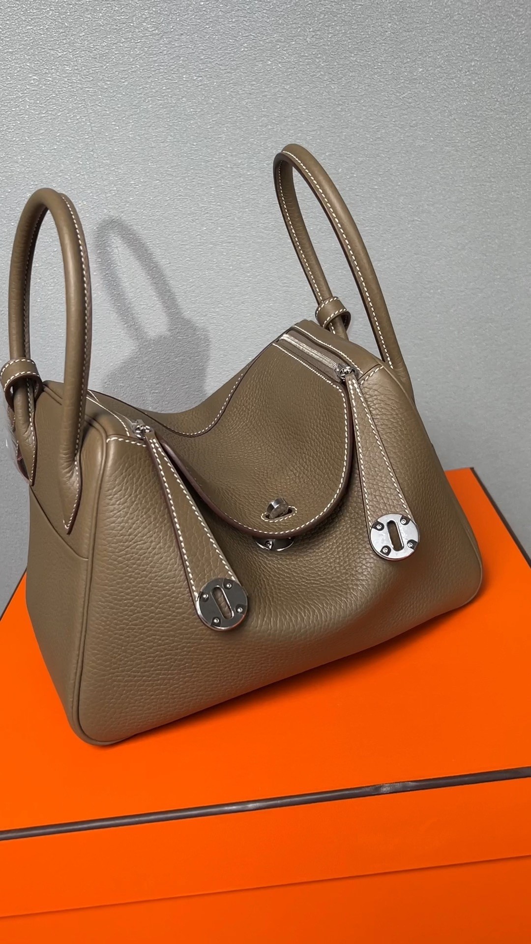 Shebag fully handmade Hermes Lindy 26 grey gold in togo(2025 Jan updated)-Umgangatho ogqwesileyo woMgangatho weFake weLouis Vuitton kwiVenkile ye-Intanethi, ibhegi yomyili weReplica ru