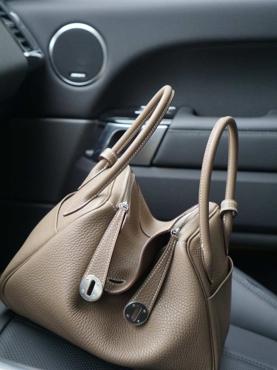 Shebag fully handmade Hermes Lindy 26 grey gold in togo(2025 Jan updated)-Umgangatho ogqwesileyo woMgangatho weFake weLouis Vuitton kwiVenkile ye-Intanethi, ibhegi yomyili weReplica ru