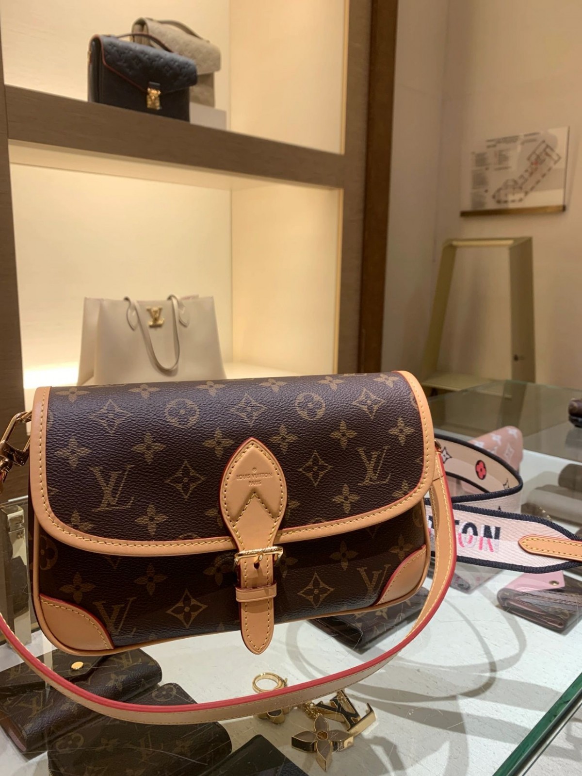 Super replica Louis Vuitton M45985 Diane bag review (2025 May updated)-Best Quality Fake Louis Vuitton Bag Online Store, Replica designer bag ru