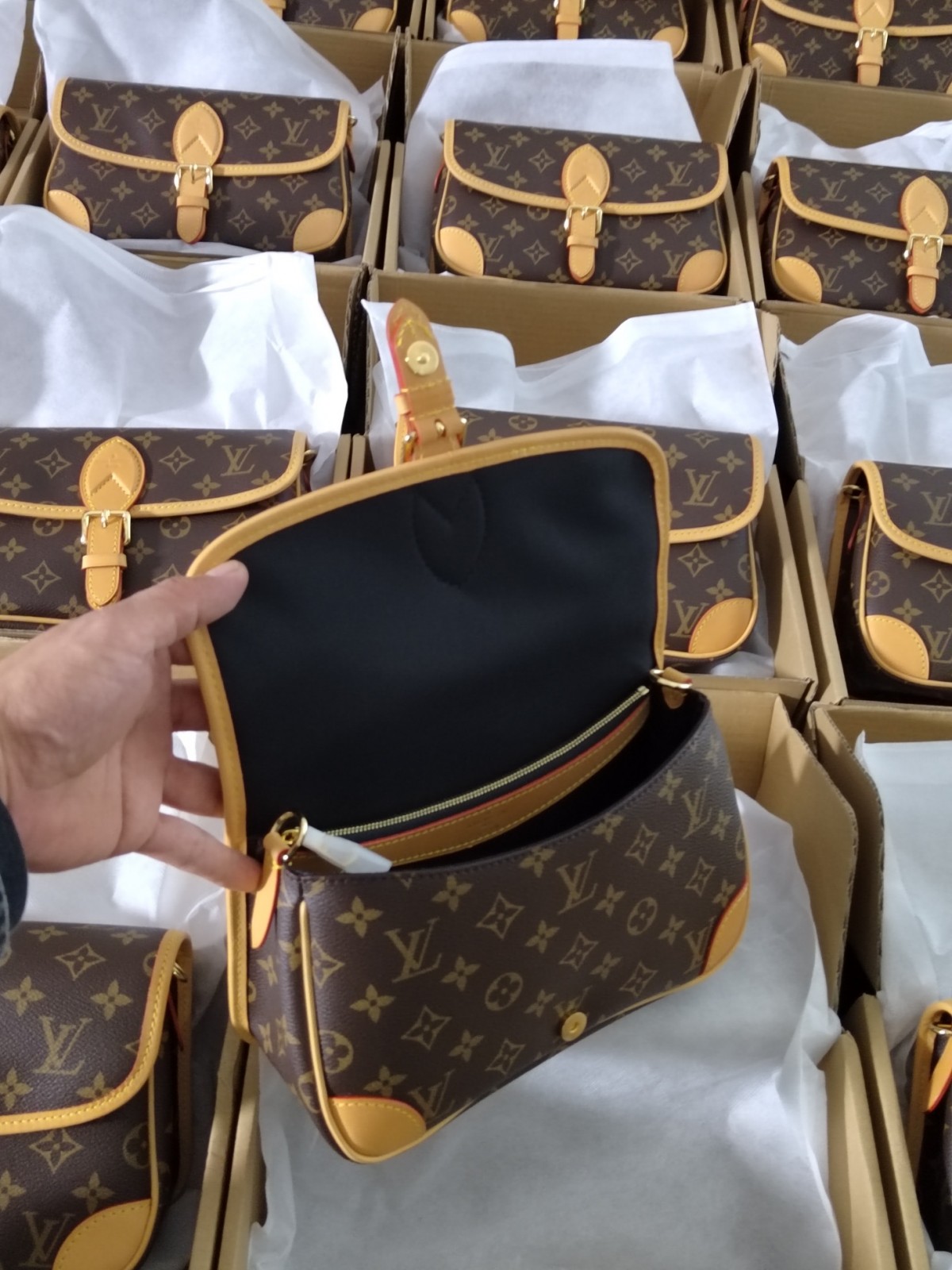 Super replica Louis Vuitton M45985 Diane bag review (2025 May updated)-Best Quality Fake Louis Vuitton Bag Online Store, Replica designer bag ru