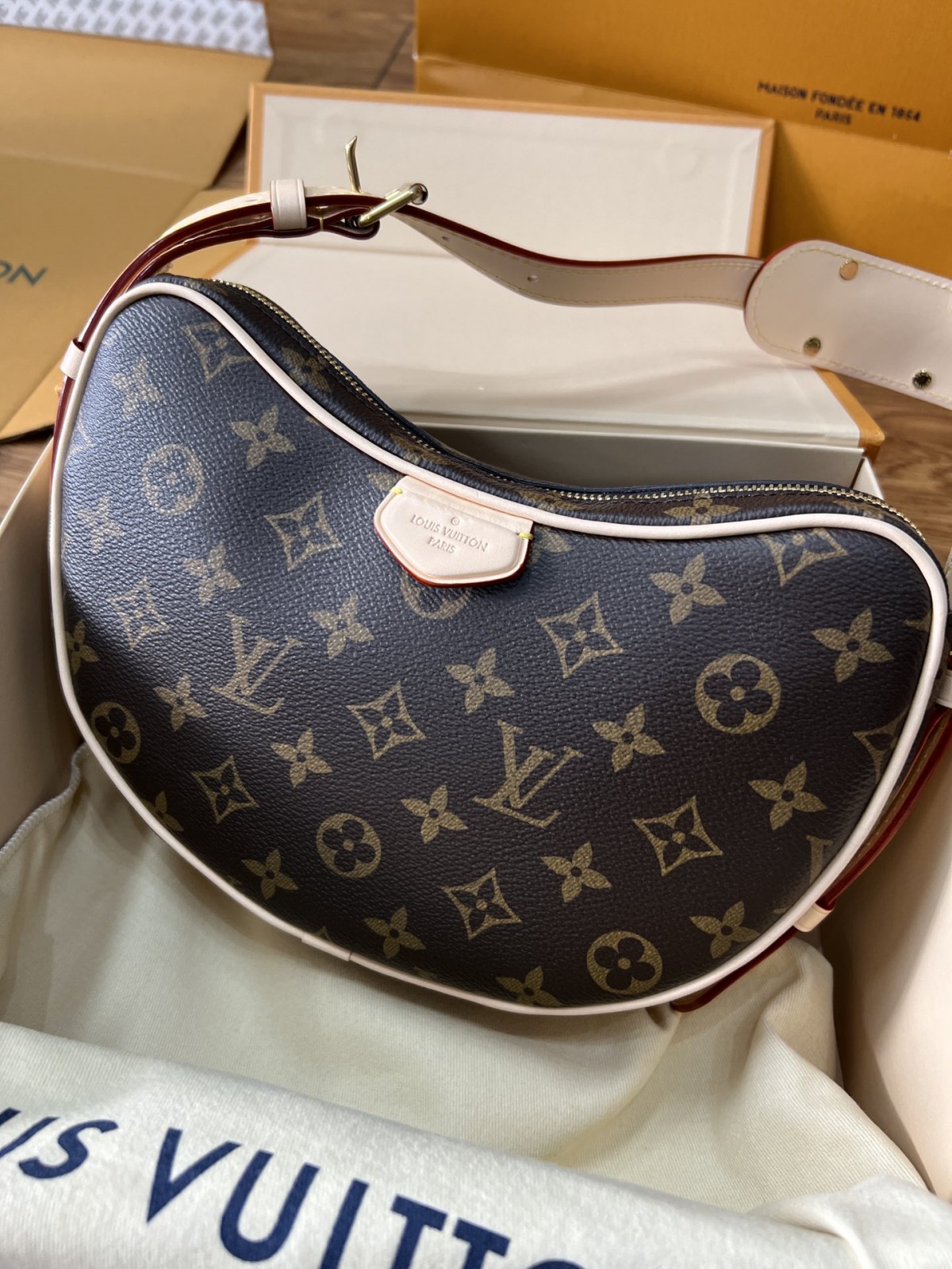 Shebag super replica Louis Vuitton M46828 CROISSANT Medium size bag review(2025 May updated)-ហាងអនឡាញកាបូប Louis Vuitton ក្លែងក្លាយដែលមានគុណភាពល្អបំផុត កាបូបអ្នករចនាម៉ូដចម្លង ru