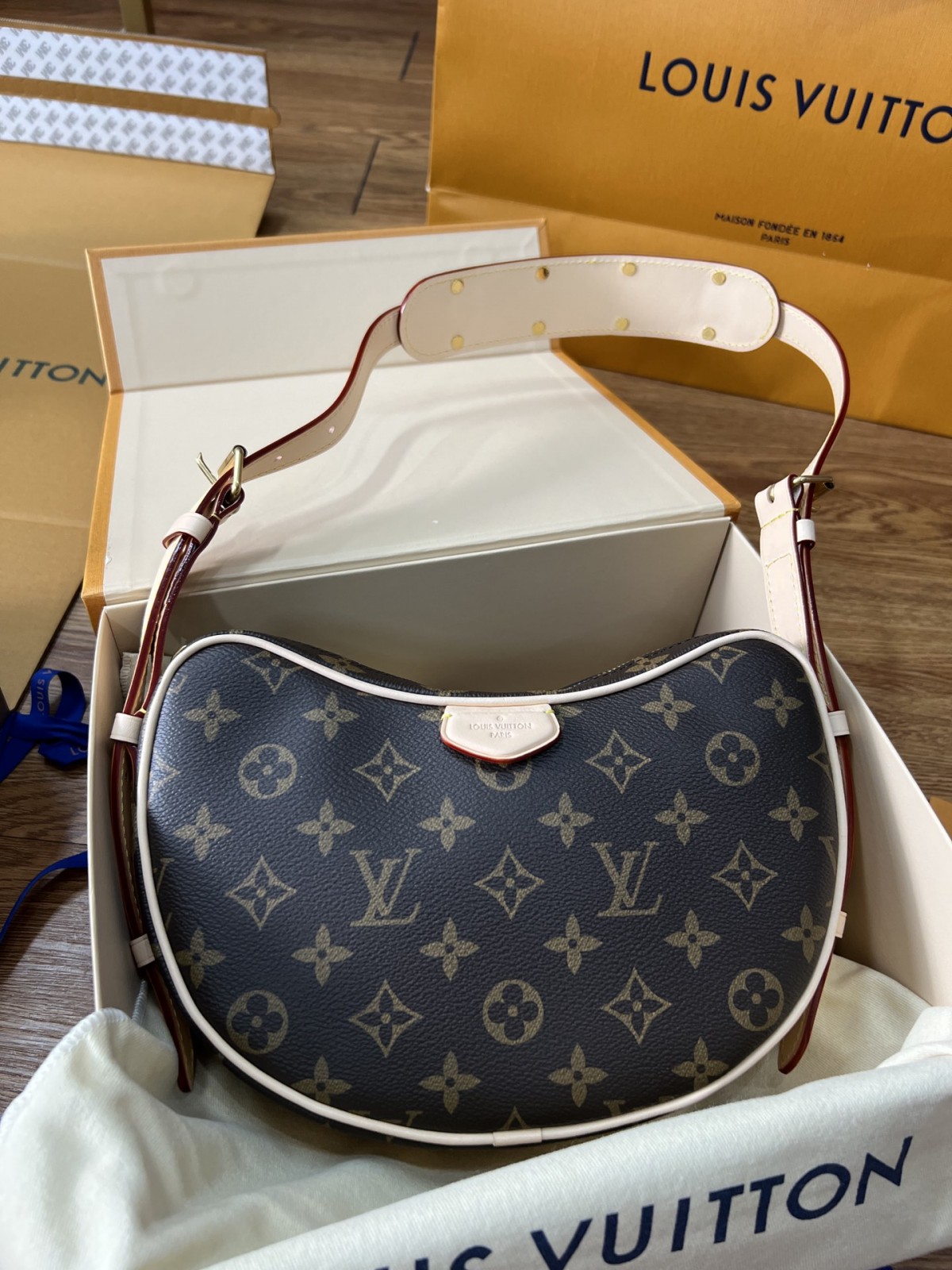 Shebag super replica Louis Vuitton M46828 CROISSANT Medium size bag review(2025 May updated)-ហាងអនឡាញកាបូប Louis Vuitton ក្លែងក្លាយដែលមានគុណភាពល្អបំផុត កាបូបអ្នករចនាម៉ូដចម្លង ru