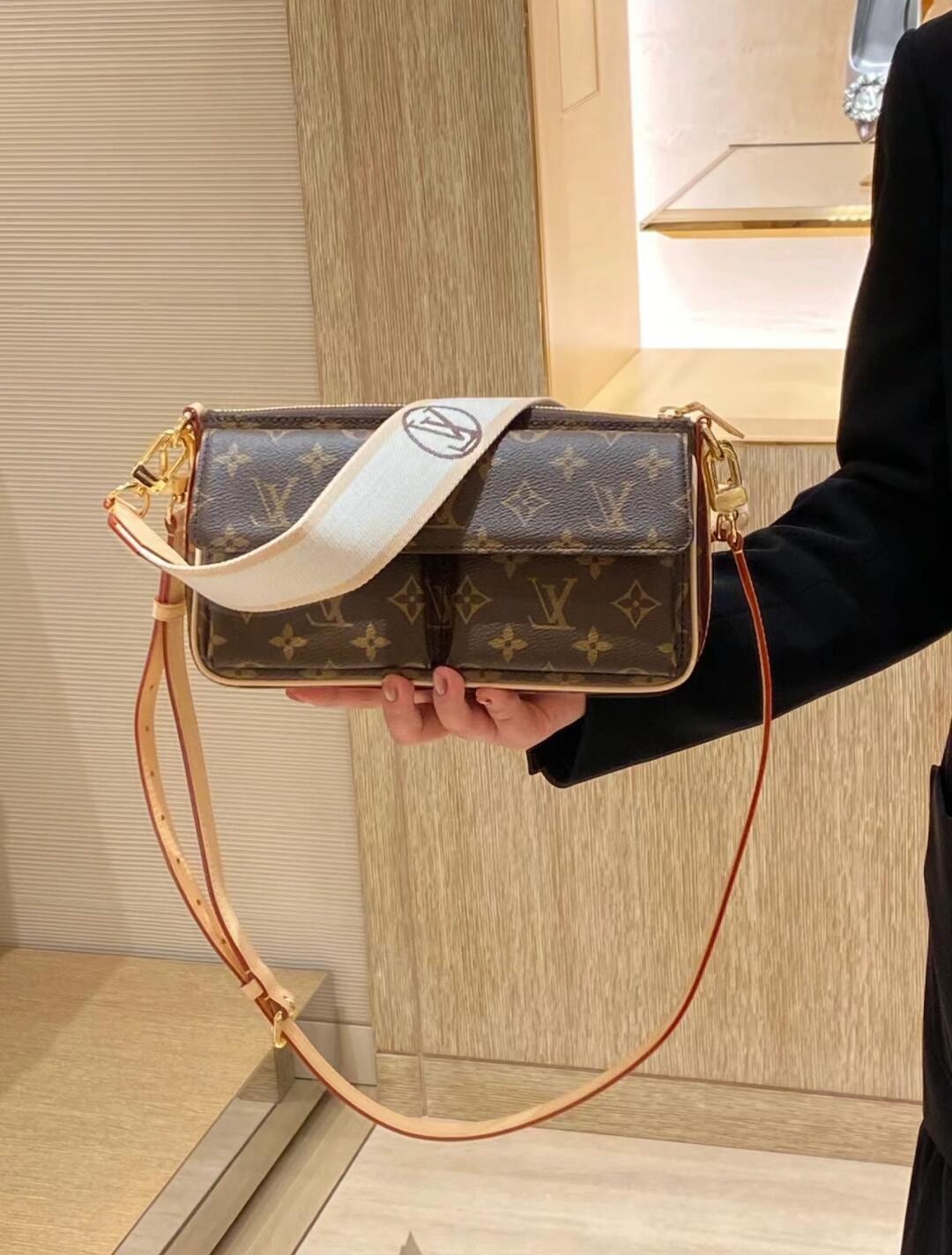 Shebag super replica Louis Vuitton M46999 Vibe bag review(2025 May updated)-Bescht Qualitéit Fake Louis Vuitton Bag Online Store, Replica Designer Bag ru