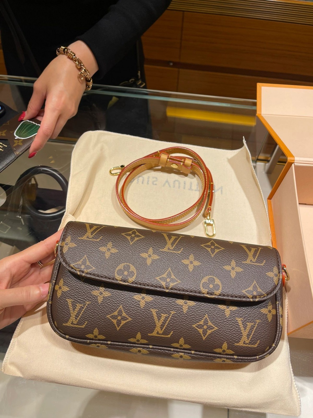 Shebag super replica Louis Vuitton M81911 WALLET ON CHAIN IVY bag reivew (2025 Jul updated)-ហាងអនឡាញកាបូប Louis Vuitton ក្លែងក្លាយដែលមានគុណភាពល្អបំផុត កាបូបអ្នករចនាម៉ូដចម្លង ru