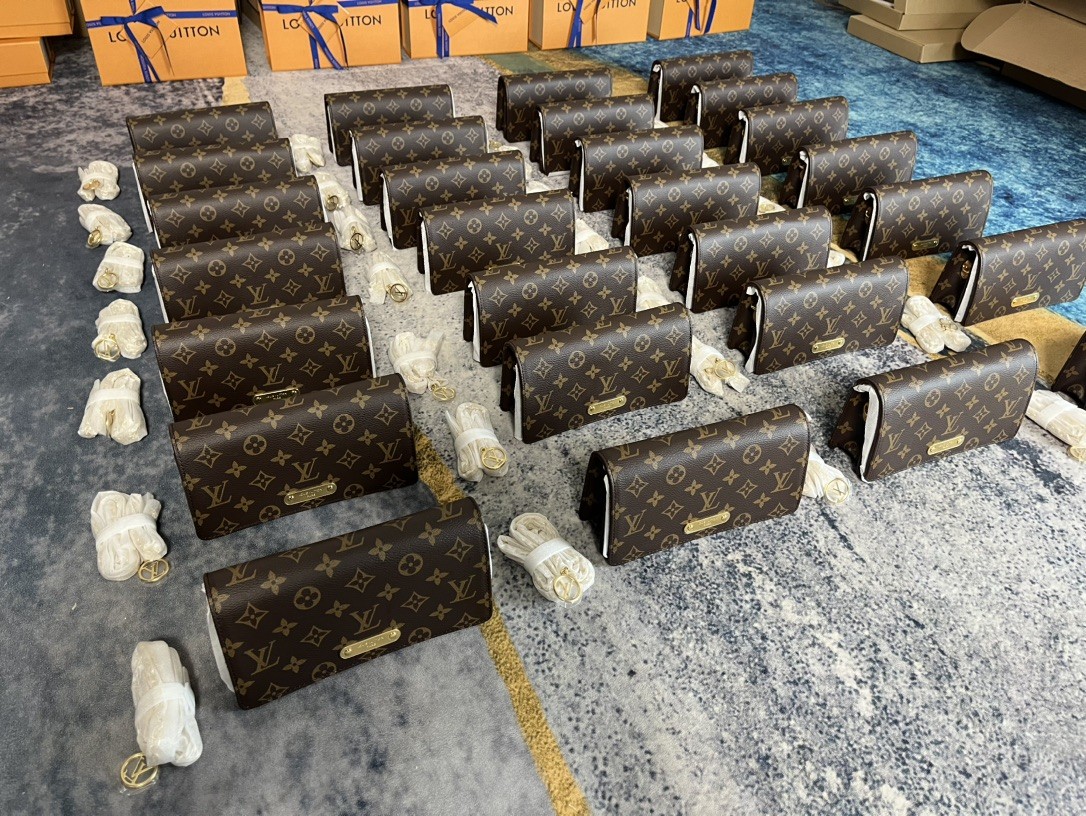 Shebag supre replica Louis Vuitton M82509 WALLET ON CHAIN LILY bag review (2025 July updated)-Zoo Zoo Fake Louis Vuitton Hnab Online Khw, Replica designer hnab ru