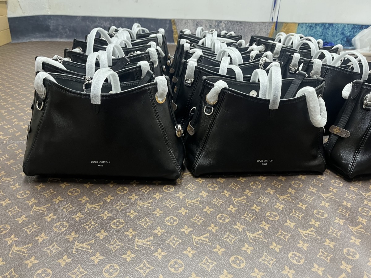 Shebag Super replica Louis Vuitton carryall dark bb lambskin bag review(July 2025 updated)-Yakanakisa Hunhu Fake Louis Vuitton Bag Online Store, Replica dhizaini bag ru