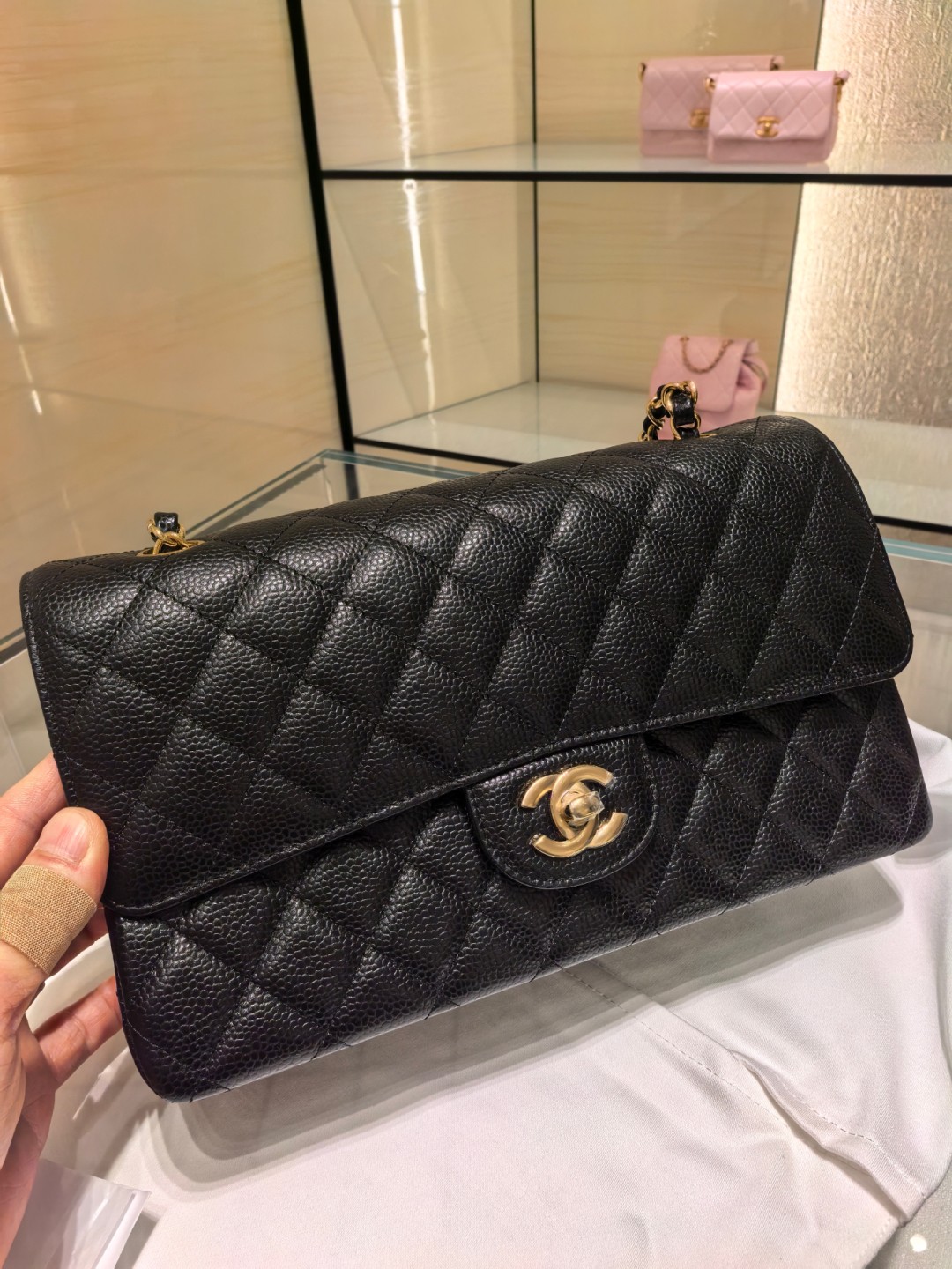Shebag buys an Chanel Classic flap bag of medium size with caviar leather gold black（August 2025 Updated）-Best Quality Fake Louis Vuitton Bag Online Store, Replica designer bag ru