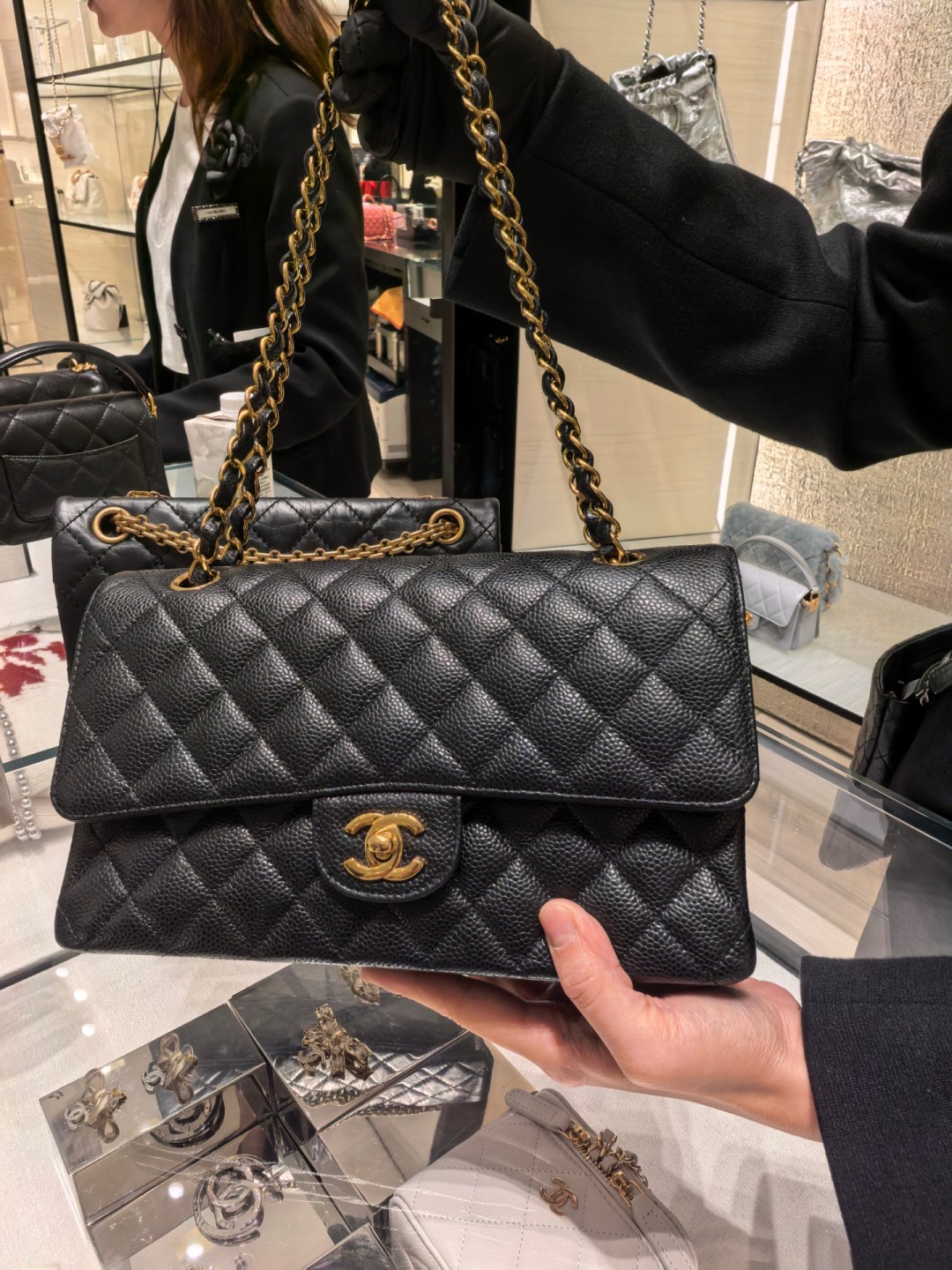 Shebag buys an Chanel Classic flap bag of medium size with caviar leather gold black（August 2025 Updated）-Best Quality Fake Louis Vuitton Bag Online Store, Replica designer bag ru