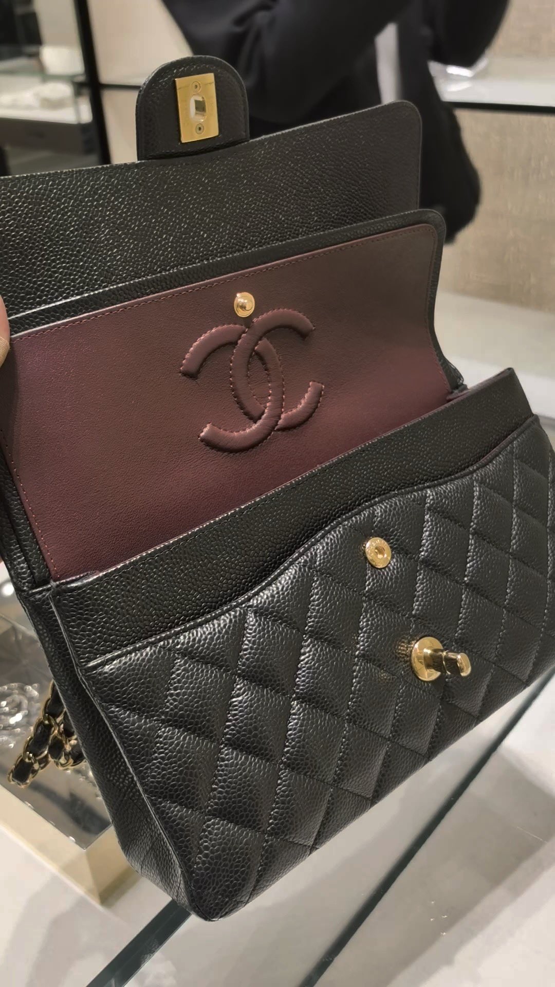 Shebag buys an Chanel Classic flap bag of medium size with caviar leather gold black（August 2025 Updated）-Best Quality Fake Louis Vuitton Bag Online Store, Replica designer bag ru