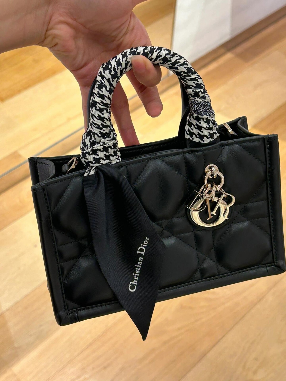 Shebag super replica Dior Mini tote bag white and black review(August 2025 updated)-Best Quality Fake designer Bag Review, Replica designer bag ru
