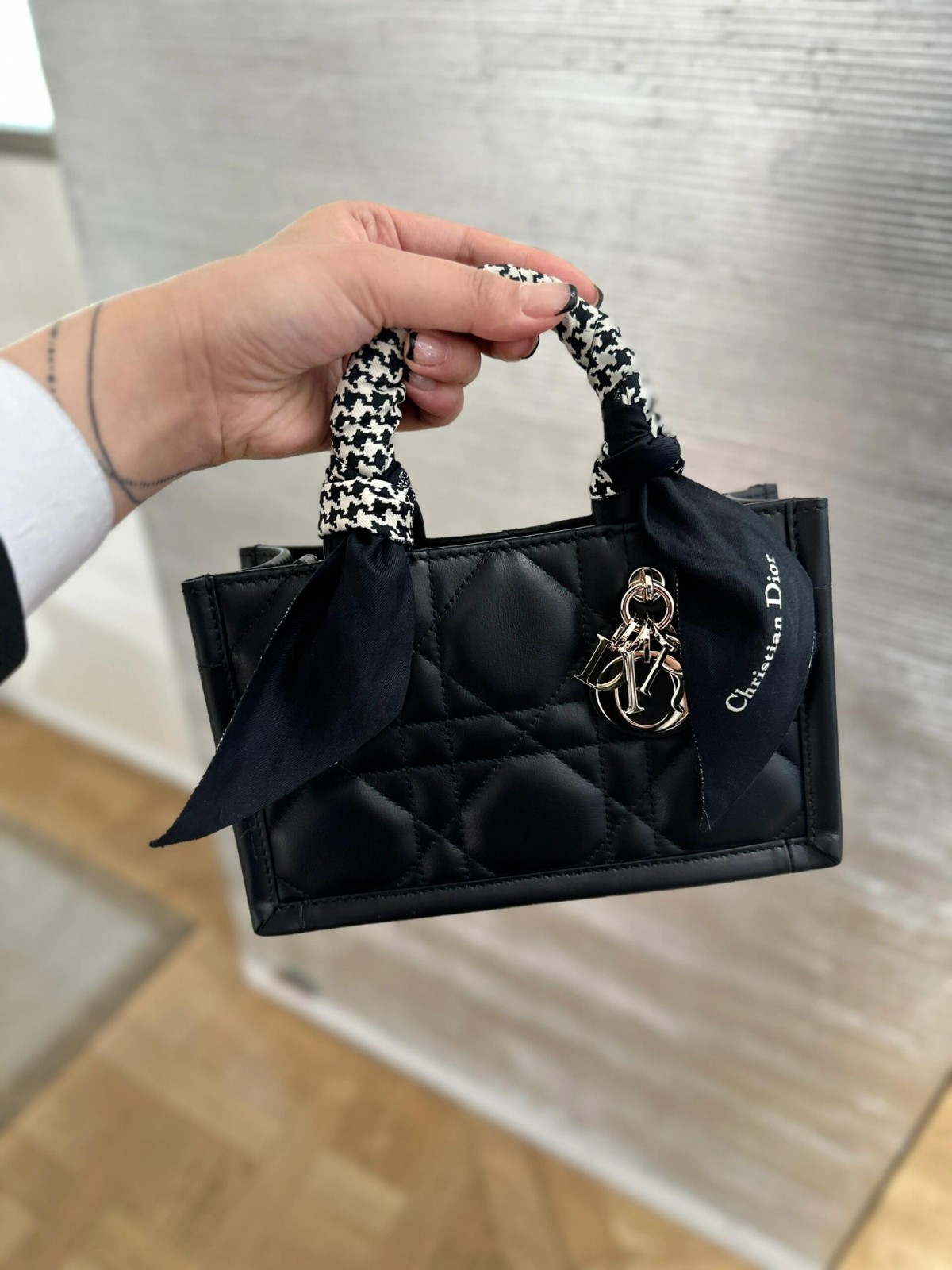 Shebag super replica Dior Mini tote bag white and black review(August 2025 updated)-Best Quality Fake designer Bag Review, Replica designer bag ru