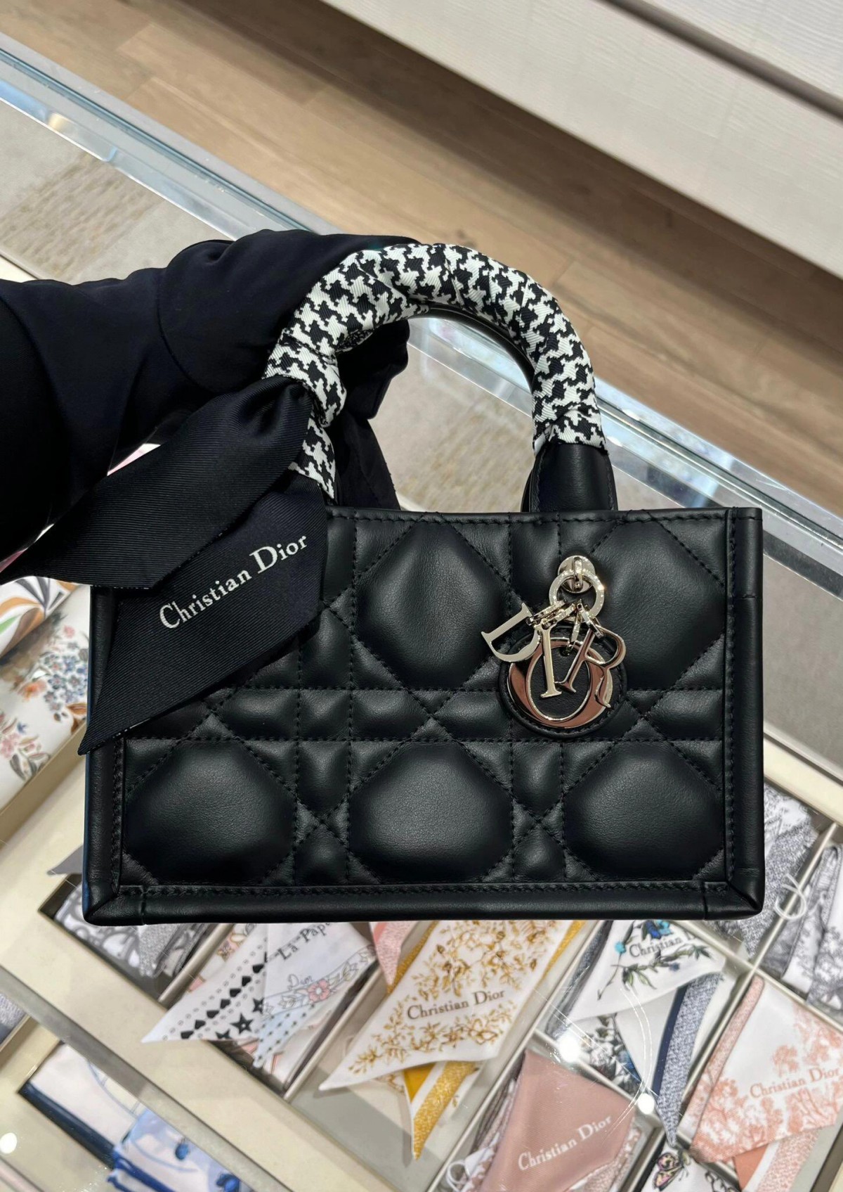 Shebag super replica Dior Mini tote bag white and black review(August 2025 updated)-Best Quality Fake designer Bag Review, Replica designer bag ru