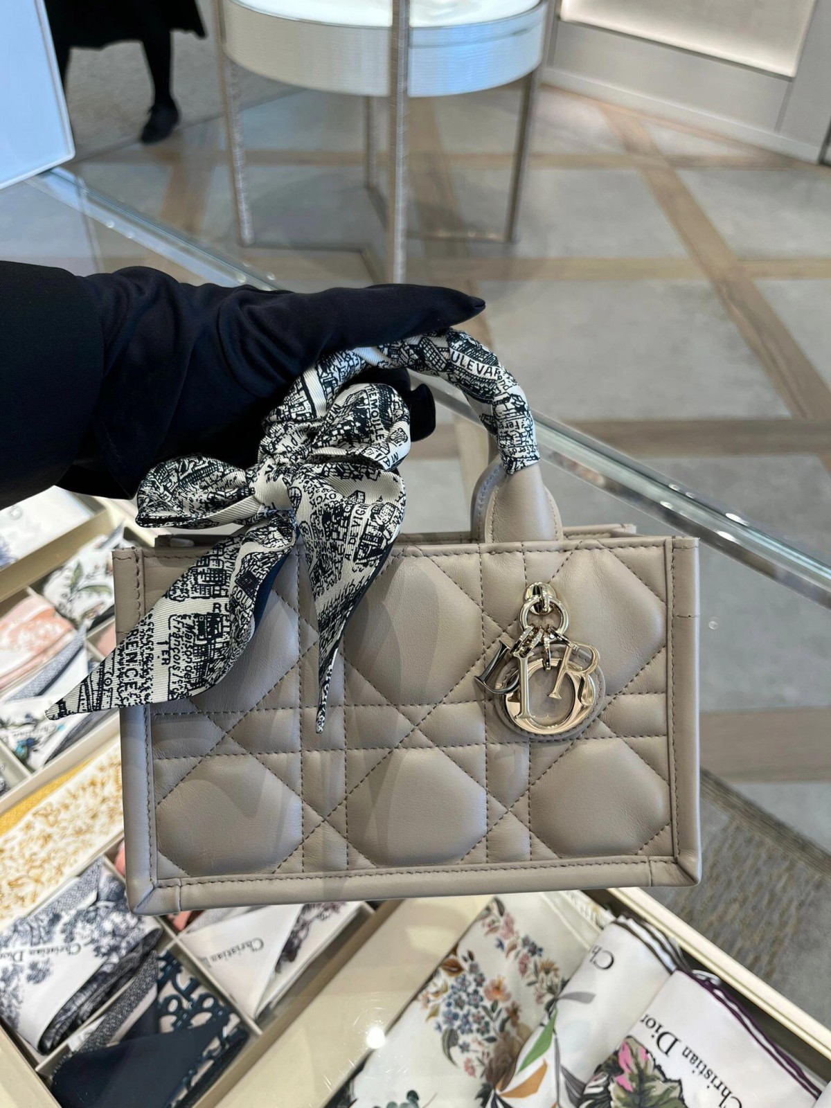 Shebag super replica Dior Mini tote bag white and black review(August 2025 updated)-Best Quality Fake designer Bag Review, Replica designer bag ru