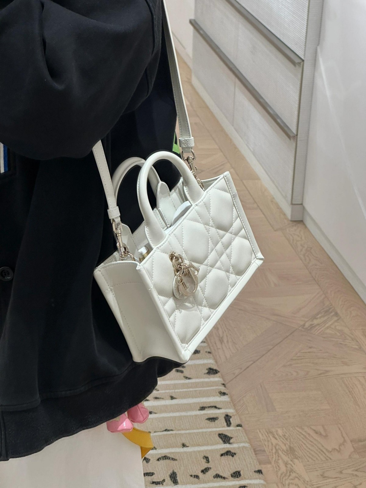 Shebag super replica Dior Mini tote bag white and black review(August 2025 updated)-Best Quality Fake designer Bag Review, Replica designer bag ru