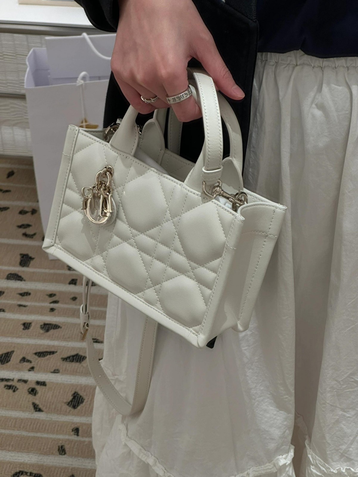 Shebag super replica Dior Mini tote bag white and black review(August 2025 updated)-Best Quality Fake designer Bag Review, Replica designer bag ru